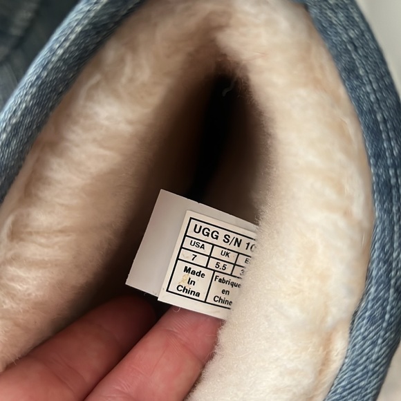 UGGS - Picture 3 of 6